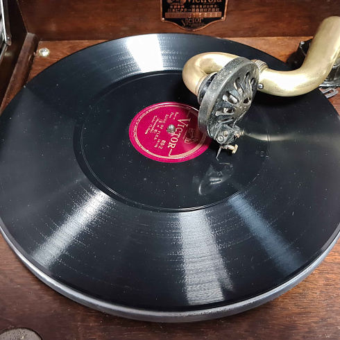 Граммофон кабинетный, настольный «Victrola» VV1-80 Victor 