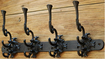 Винтажная настенная вешалка с трёхрожковыми крючками, чугун литьё